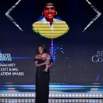 Roxane Rivière como Agnès Varda (à direita) ao lado de Jacques Demy (à esquerda) em