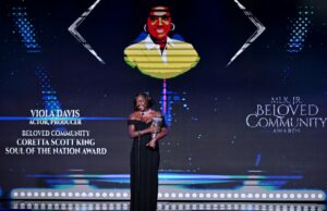 Viola Davis e Billie Eilish entre os homenageados de 2026 pelo MLK Jr. Exclusivo Roxane Rivière como Agnès Varda (à direita) ao lado de Jacques Demy (à esquerda) em