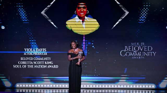 Roxane Rivière como Agnès Varda (à direita) ao lado de Jacques Demy (à esquerda) em 