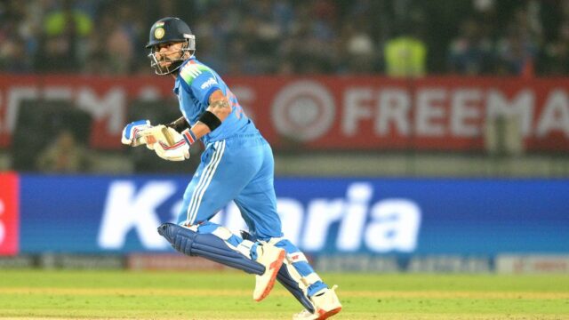 Virat Kohli cai aos 93 anos, perde o século 54 em ODIs
