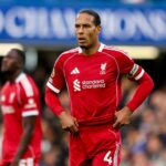 Roberto De Zerbi na linha lateral dando instruções.