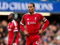 Virgil van Dijk diz ao técnico que o Man Utd está considerando contratar é ‘muito bom’ Roberto De Zerbi na linha lateral dando instruções.
