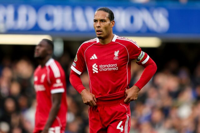 Roberto De Zerbi na linha lateral dando instruções.