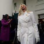 ARQUIVO - Ativistas pelos direitos ao aborto manifestam-se contra a decisão da Suprema Corte de anular Roe v. Wade, que estabeleceu o direito constitucional ao aborto, no Capitólio, em Washington, 30 de junho de 2022. (AP Photo/J. Scott Applewhite, Arquivo)