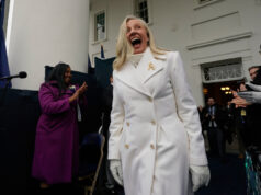 Virgínia mostra aos democratas um verdadeiro caminho a seguir ARQUIVO - Ativistas pelos direitos ao aborto manifestam-se contra a decisão da Suprema Corte de anular Roe v. Wade, que estabeleceu o direito constitucional ao aborto, no Capitólio, em Washington, 30 de junho de 2022. (AP Photo/J. Scott Applewhite, Arquivo)