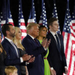 Eric Trump, Don Hendrickson, Eric Thomas, Patrick O'Brien e Donald Trump Jr., da esquerda para a direita, participam do anúncio do Trump Mobile, na Trump Tower de Nova York, segunda-feira, 16 de junho de 2025. (AP Photo/Richard Drew)