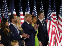 Você confiaria todo o seu dinheiro à família Trump? Eric Trump, Don Hendrickson, Eric Thomas, Patrick O'Brien e Donald Trump Jr., da esquerda para a direita, participam do anúncio do Trump Mobile, na Trump Tower de Nova York, segunda-feira, 16 de junho de 2025. (AP Photo/Richard Drew)
