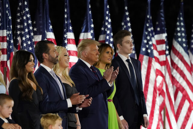 Eric Trump, Don Hendrickson, Eric Thomas, Patrick O'Brien e Donald Trump Jr., da esquerda para a direita, participam do anúncio do Trump Mobile, na Trump Tower de Nova York, segunda-feira, 16 de junho de 2025. (AP Photo/Richard Drew)