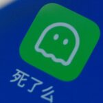 Um homem é uma figura solitária no Canal Business District, no distrito de Tongzhou, no leste de Pequim.