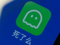 Você está morto? O aplicativo viral conectado a uma epidemia de solidão Um homem é uma figura solitária no Canal Business District, no distrito de Tongzhou, no leste de Pequim.