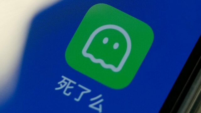 Um homem é uma figura solitária no Canal Business District, no distrito de Tongzhou, no leste de Pequim.