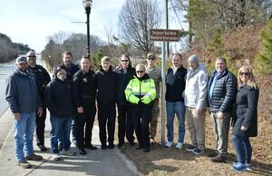 Voluntário do gabinete do xerife morto no cumprimento do dever homenageado com dedicação de cruzamento Voluntário do gabinete do xerife morto no cumprimento do dever homenageado com dedicação de cruzamento