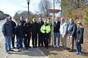 Voluntário do gabinete do xerife morto no cumprimento do dever Voluntário do gabinete do xerife morto no cumprimento do dever homenageado com dedicação de cruzamento