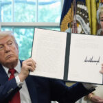 A secretária de Educação, Linda McMahon, acena após falar durante uma coletiva de imprensa na Casa Branca, quinta-feira, 20 de novembro de 2025, em Washington. (Foto AP/Evan Vucci)