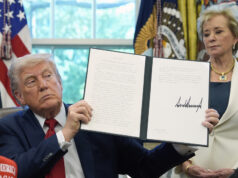 Vouchers, patriotismo e oração: o plano da administração Trump para refazer a educação pública A secretária de Educação, Linda McMahon, acena após falar durante uma coletiva de imprensa na Casa Branca, quinta-feira, 20 de novembro de 2025, em Washington. (Foto AP/Evan Vucci)