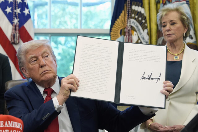 A secretária de Educação, Linda McMahon, acena após falar durante uma coletiva de imprensa na Casa Branca, quinta-feira, 20 de novembro de 2025, em Washington. (Foto AP/Evan Vucci)