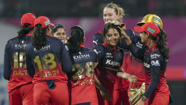 WPL 2026: RCB registra quinta vitória consecutiva e garante a classificação entre os 3 primeiros
