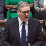 'Waffling' Starmer é atacado por causa de carteiras de identidade caóticas Reviravolta em PMQs brutais enquanto parlamentares trabalhistas furiosos dizem que não podem defender as políticas do governo