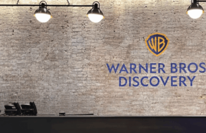 Warner Bros. Discovery rejeita a oferta da Paramount novamente, chama-a de ‘aquisição alavancada’ Warner Bros. Discovery logo on a brick wall