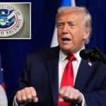 O presidente Donald Trump fala em entrevista coletiva, com a bandeira dos EUA e cortinas azuis atrás dele.