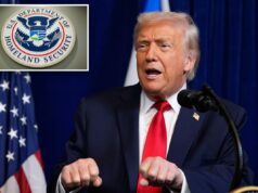 Washington Post pede qualificações SNAP mais rigorosas após ampla repressão à fraude no escândalo de Minnesota O presidente Donald Trump fala em entrevista coletiva, com a bandeira dos EUA e cortinas azuis atrás dele.