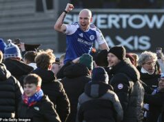 Wayne Rooney chora e os torcedores inundam o campo enquanto o Macclesfield FC realiza a histórica matança de gigantes para eliminar o campeão da FA Cup – antes de prestar homenagem à jovem estrela que morreu em um trágico acidente de carro há poucas semanas Os torcedores do Macclesfield invadiram o campo depois que seu time causou a maior reviravolta de todos os tempos na FA Cup