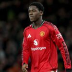 Kobbie Mainoo em ação durante uma sessão de treinamento do time principal do Manchester United no complexo de treinamento de Carrington em 2025 em Manchester, Inglaterra.