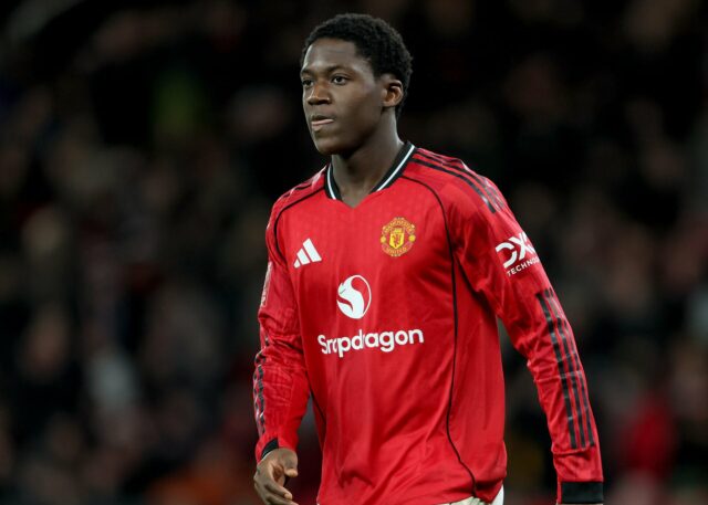 Kobbie Mainoo em ação durante uma sessão de treinamento do time principal do Manchester United no complexo de treinamento de Carrington em 2025 em Manchester, Inglaterra.