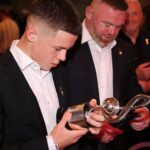 Kai Rooney comemora o gol durante a partida da Copa da Premier League Sub-18 da Inglaterra entre o Manchester United Sub-18 e o Birmingham City Sub-18 no complexo de treinamento de Carrington em 2025 em Manchester, Inglaterra.