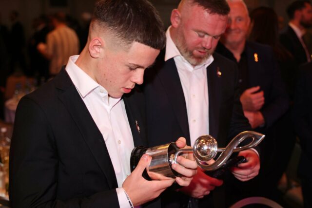 Kai Rooney comemora o gol durante a partida da Copa da Premier League Sub-18 da Inglaterra entre o Manchester United Sub-18 e o Birmingham City Sub-18 no complexo de treinamento de Carrington em 2025 em Manchester, Inglaterra.