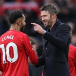 Michael Carrick abraça Pep Guardiola