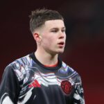 Chido Obi comemora com companheiros de equipe durante Manchester United x Derby County