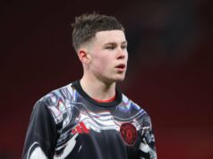 Wayne Rooney reage após Kai Rooney fazer sua estreia em Old Trafford pelo Man Utd na FA Youth Cup Chido Obi comemora com companheiros de equipe durante Manchester United x Derby County