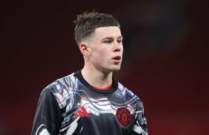 Kai Rooney agora esclarece a lesão exata que encerrou sua promissora temporada na academia do Man Utd Chido Obi comemora com companheiros de equipe durante Manchester United x Derby County