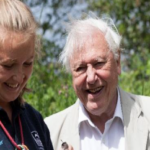 Dr. Dean Lomax, deita-se no chão para dar escala aos restos fossilizados de um dragão marinho gigante cinco vezes maior que seu tamanho, no processo de ser cuidadosamente escavado no solo de Rutland Water