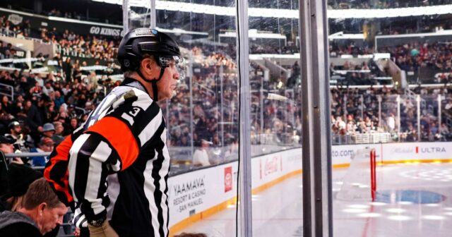 Will Ferrell comparece ao jogo da NHL vestido de árbitro – e leva o papel a sério
