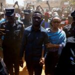 Wine de Uganda diz que escapou de invasão em casa em meio a disputa presidencial