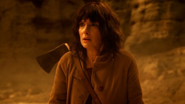 Winona Ryder diz que decapitar Vecna ​​com um machado no final de 'Stranger Things' levou apenas duas tomadas: 'Você não pode ensaiar uma cena como essa'
