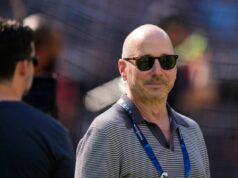 Yankees considerando mudança para outfielder veterano: relatório TORONTO, ONTARIO - OCTOBER 05: Brian Cashman, Senior Vice President and General Manager of the New York Yankees, looks on before game two of the American League Division Series against the Toronto Blue Jays at Rogers Centre on October 05, 2025 in Toronto, Ontario. (Photo by Mark Blinch/Getty Images)