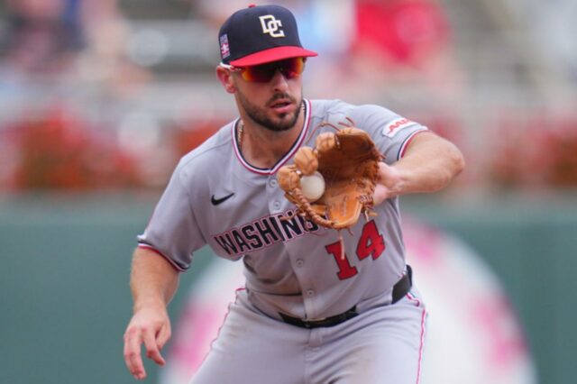 Paul DeJong faz um grounder para o Nationals em 27 de julho de 2025.