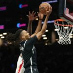 Ziaire Williams, indo para uma bandeja durante a derrota do Nets para o Rockets em 1º de janeiro de 2026, tem jogado melhor desde que foi substituído nos dois últimos jogos de 2025.