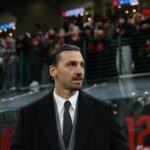 Carlo Ancelotti feliz com os braços cruzados