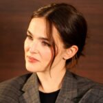Zoey Deutch: 'Sinto-me tão envergonhada de ser americana, vendo como nosso governo está lidando' com a brutalidade do ICE