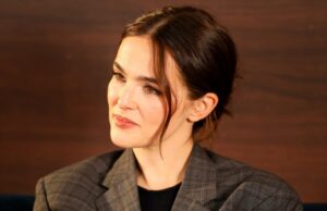 Zoey Deutch: ‘Sinto-me tão envergonhada de ser americana, vendo como nosso governo está lidando’ com a brutalidade do ICE Zoey Deutch: 'Sinto-me tão envergonhada de ser americana, vendo como nosso governo está lidando' com a brutalidade do ICE