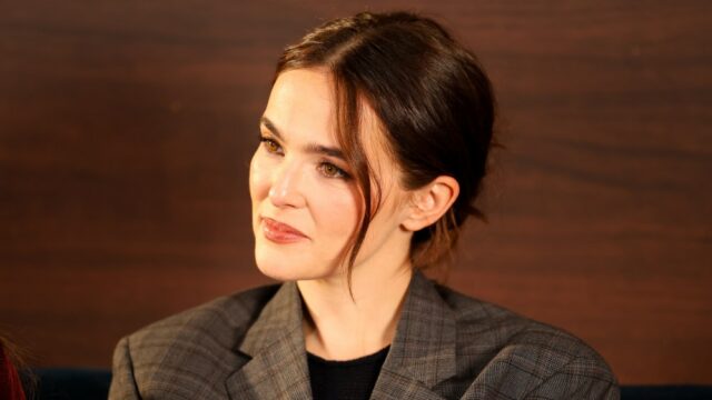 Zoey Deutch: 'Sinto-me tão envergonhada de ser americana, vendo como nosso governo está lidando' com a brutalidade do ICE

