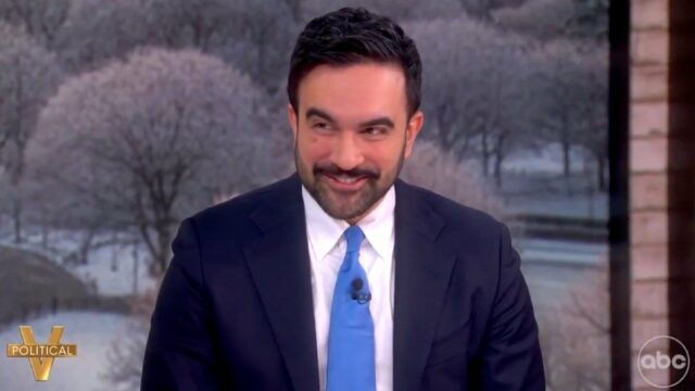 Zohran Mamdani critica Whoopi Goldberg por ainda lutar com seu nome: 'Um dia vamos conseguir!'
