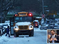 Zohran Mamdani diz que as crianças de Nova York podem esquecer o tradicional dia de neve na segunda-feira – não importa a previsão O prefeito Mamdani fala em um pódio com as mãos no peito, ladeado por outras pessoas.