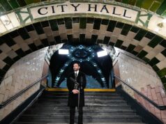 Zohran Mamdani empossado como prefeito de Nova York na histórica estação de metrô O prefeito de Nova York, Zohran Mamdani, assina um registro enquanto o secretário municipal Michael McSweeney segura o livro depois que Mamdani foi empossado como prefeito.