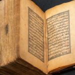 Esta foto fornecida pela Biblioteca Pública de Nova York mostra o Alcorão de Schomburg em 16 de dezembro de 2025 em Nova York. (Jonathan Blanc/Biblioteca Pública de Nova York via AP)