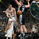 O guarda do New York Knicks, Kevin McCullar Jr. (9), passa para o pivô do Knicks, Ariel Hukporti, enquanto ele é guardado pelo pivô do San Antonio Spurs, Luke Kornet (7).
